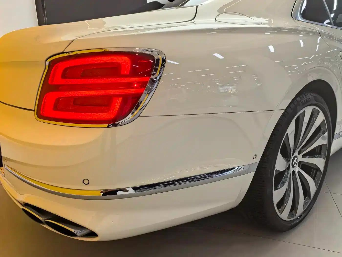 Flying Spur 2022 4.0T V8 Standard Edition — миниатюра 8