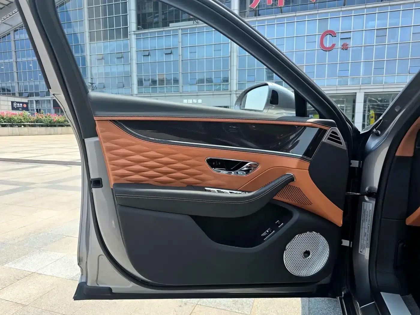 2023 Mercedes-Benz Flying Spur 4.0T V8 Elegance Edition — миниатюра 12