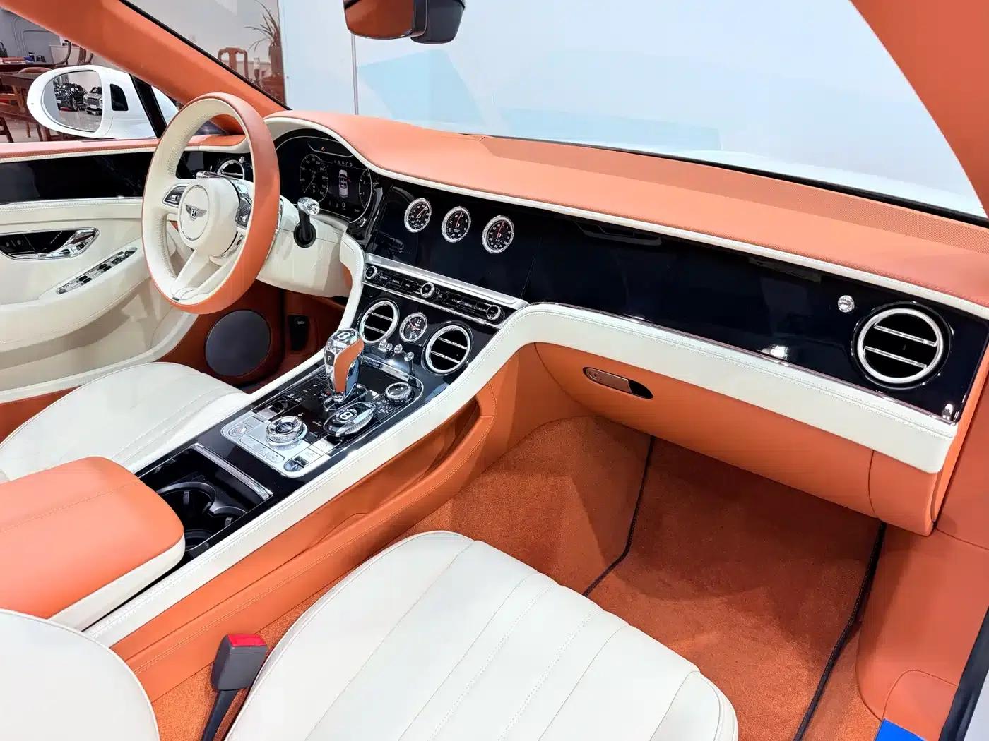2020 Continental 4.0T GT V8 Convertible — миниатюра 12