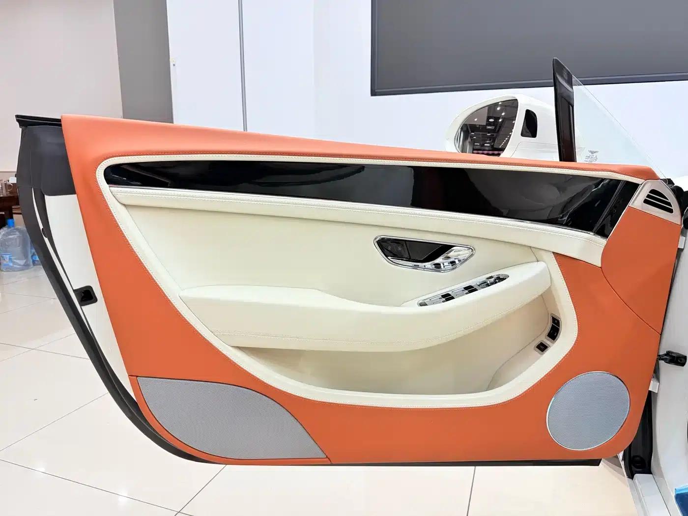 2020 Continental 4.0T GT V8 Convertible — миниатюра 14