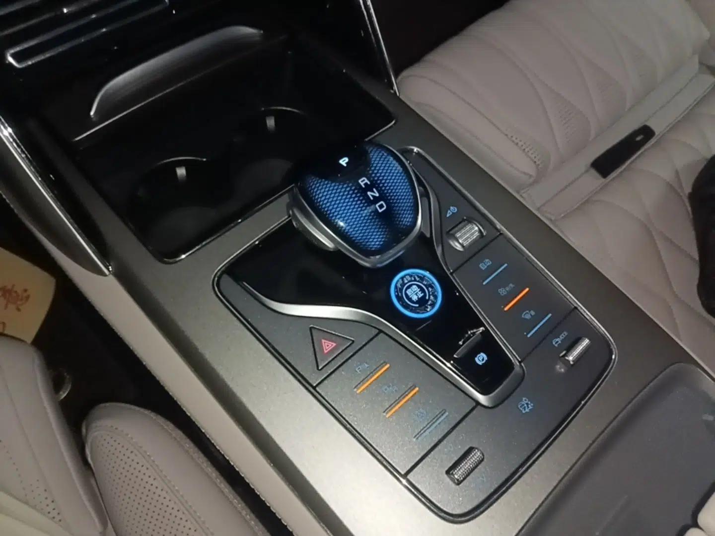 BYD Tang New Energy 2024 DM-i Glory Edition 112KM Flagship Model — миниатюра 16