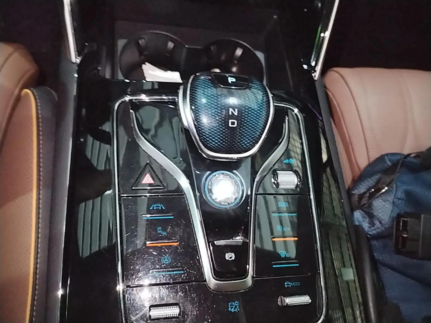 BYD Tang New Energy 2021 DM-i 112KM Prestige Model — миниатюра 16