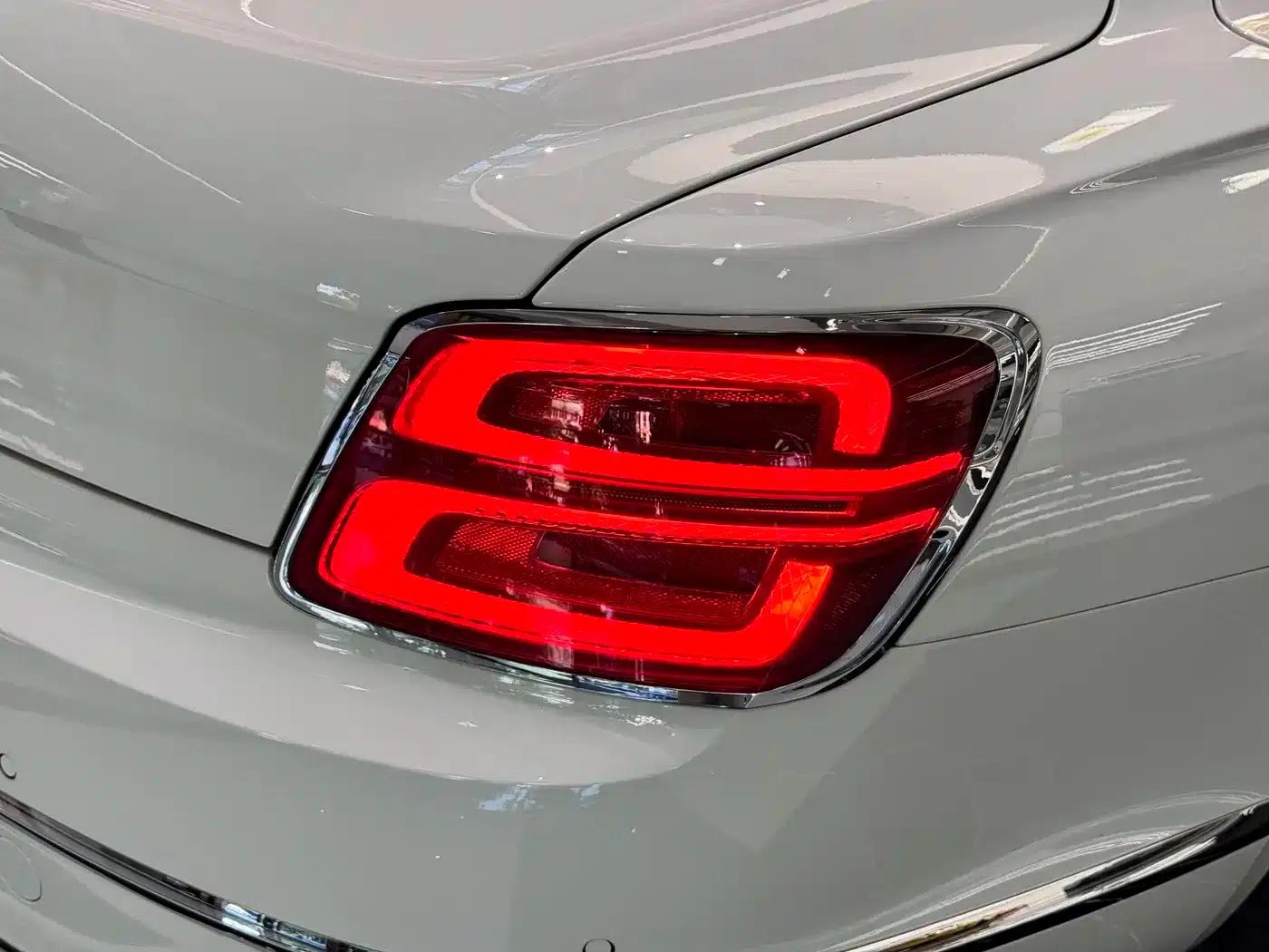 2022 Flying Spur Plug-in Hybrid 2.9T V6 — миниатюра 31