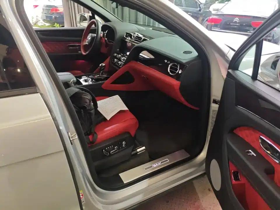 Bentayga Plug-in Hybrid 2021 3.0T PHEV — миниатюра 13