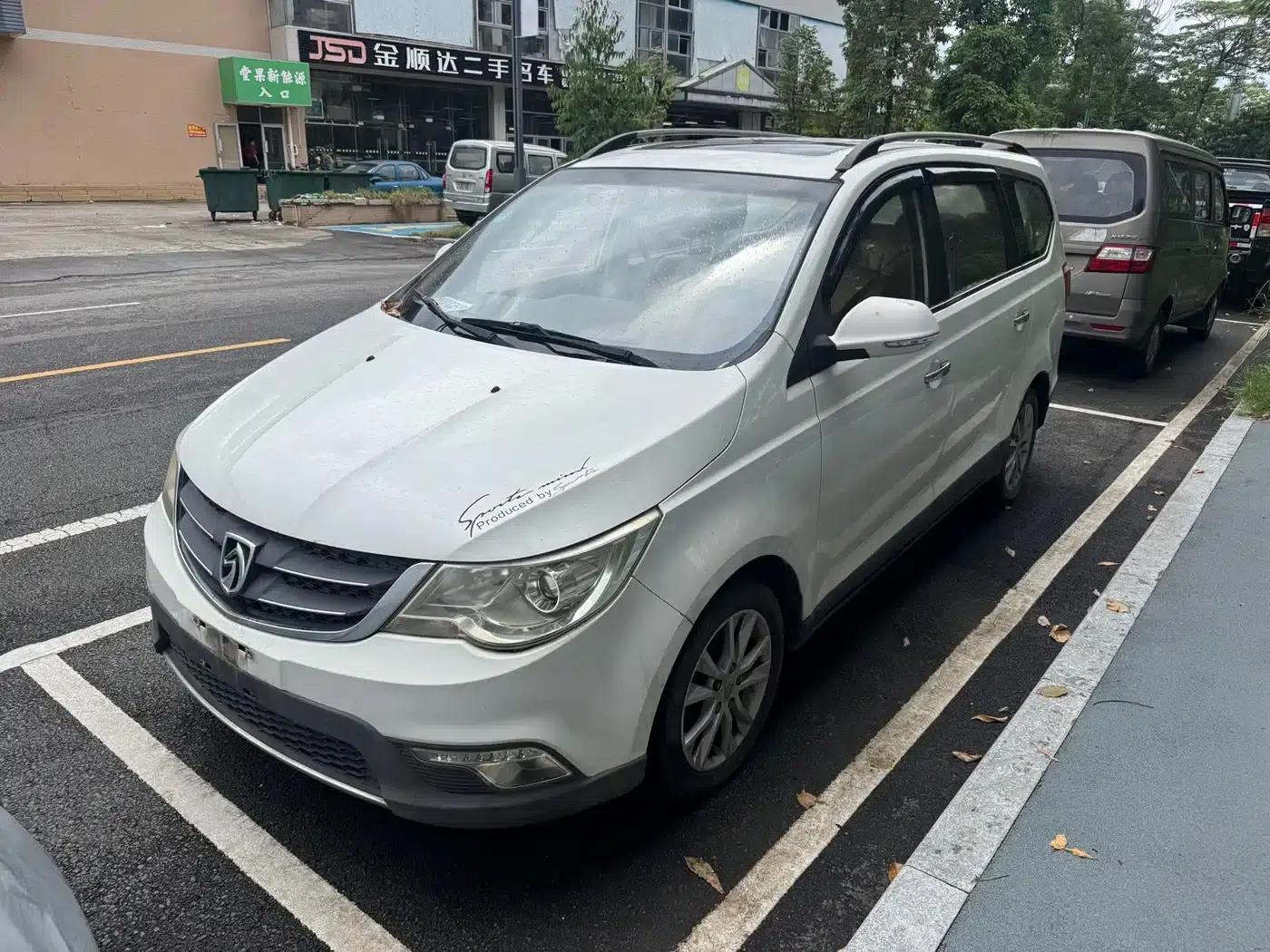 Baojun 730 2014 1.5L Manual Deluxe Navigation ESP Edition 7-Seater — миниатюра 1