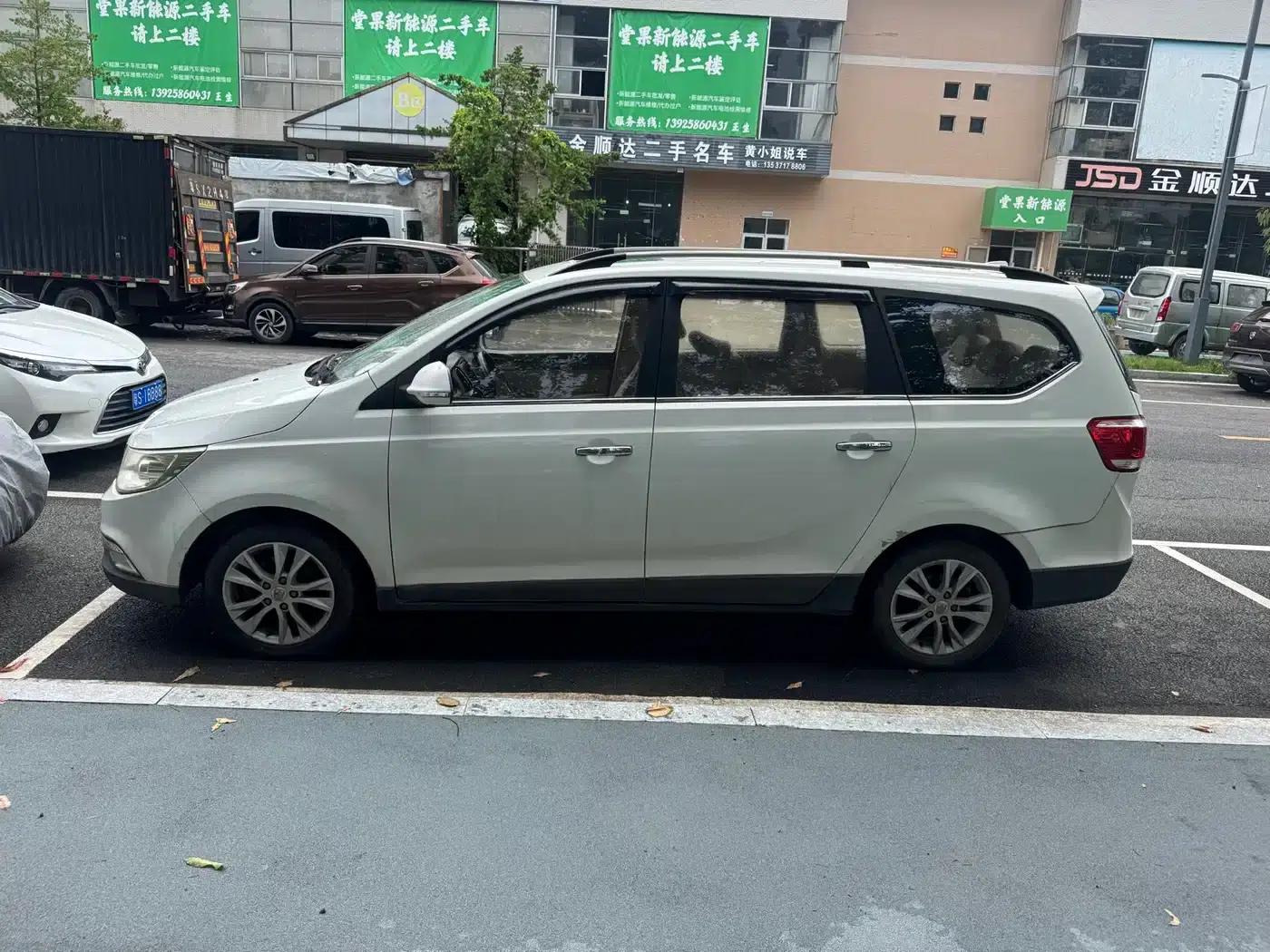 Baojun 730 2014 1.5L Manual Deluxe Navigation ESP Edition 7-Seater — миниатюра 3