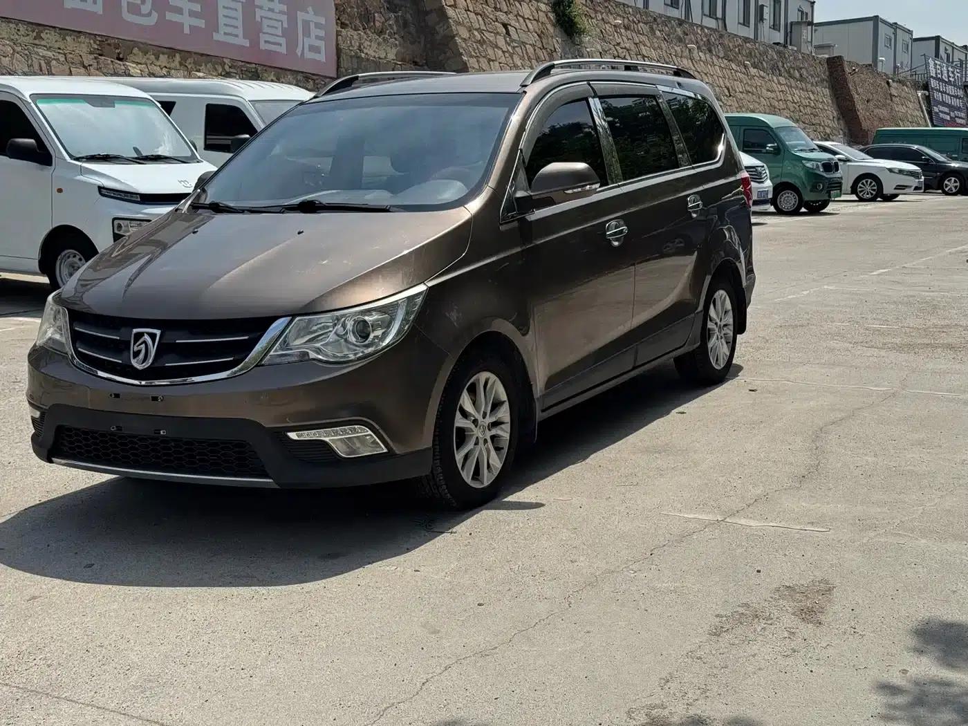 Baojun 730 2014 1.5L Manual Deluxe Navigation ESP Edition 7-Seater — миниатюра 1