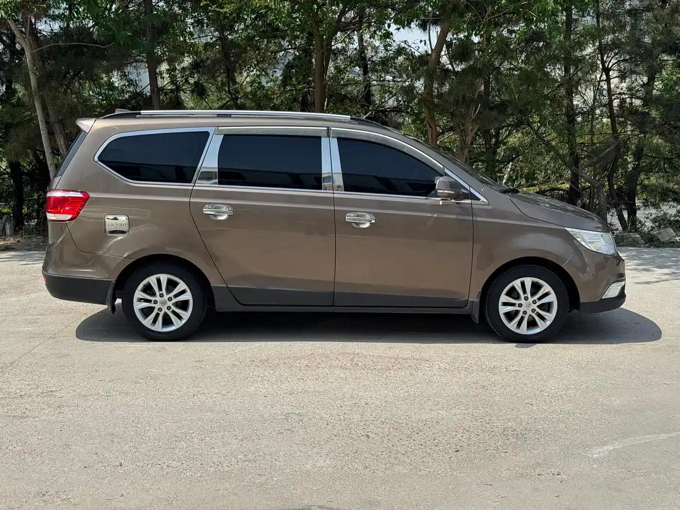 Baojun 730 2014 1.5L Manual Deluxe Navigation ESP Edition 7-Seater — миниатюра 3