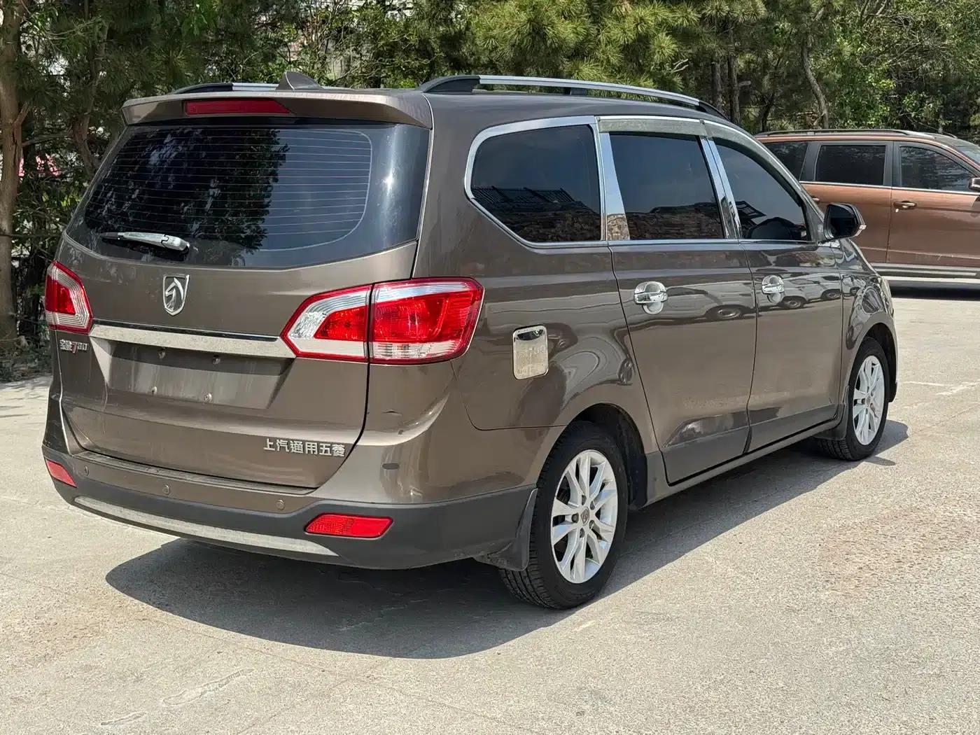 Baojun 730 2014 1.5L Manual Deluxe Navigation ESP Edition 7-Seater — миниатюра 4