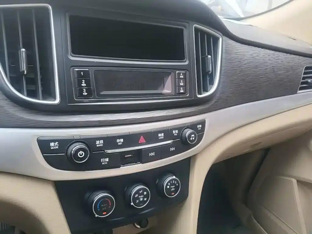 Baojun 730 2016 1.5L Manual Value Edition 7-Seater National V Emission Standard — миниатюра 9