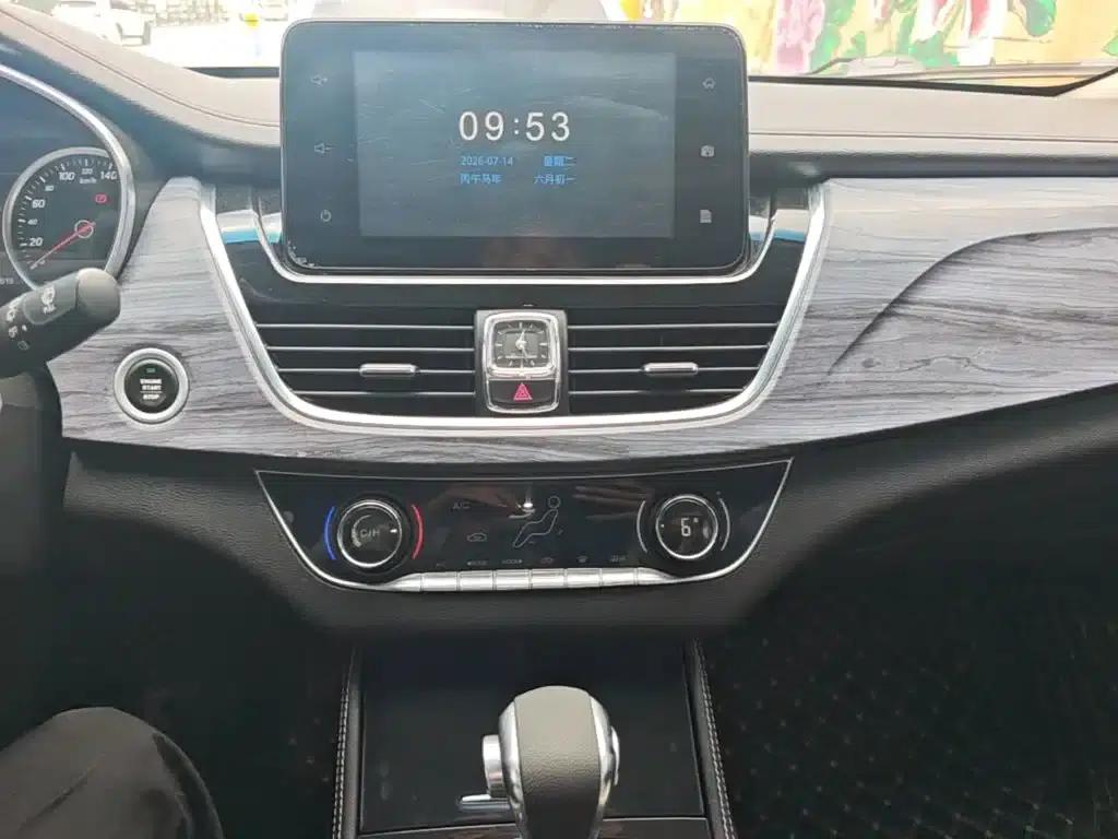 Baojun 730 2017 1.5T DCT Fashion Edition 7-seater National V Emission Standard — миниатюра 13