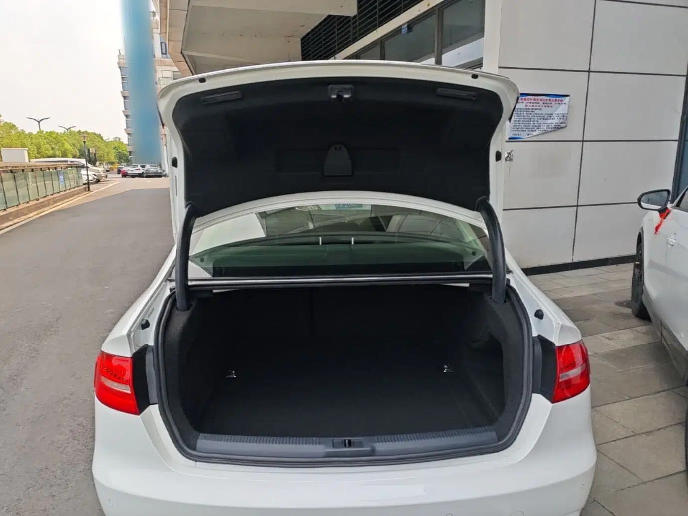 Audi A4L 2016 35 TFSI Collector's Edition Automatic Standard Model — миниатюра 22