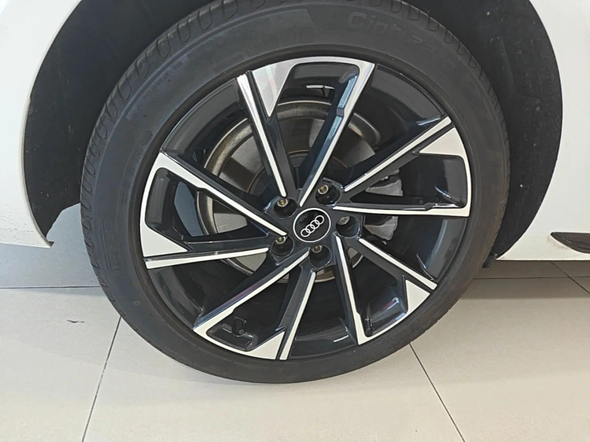 Audi A4L 2023 40 TFSI Luxury Dynamic Model — миниатюра 11