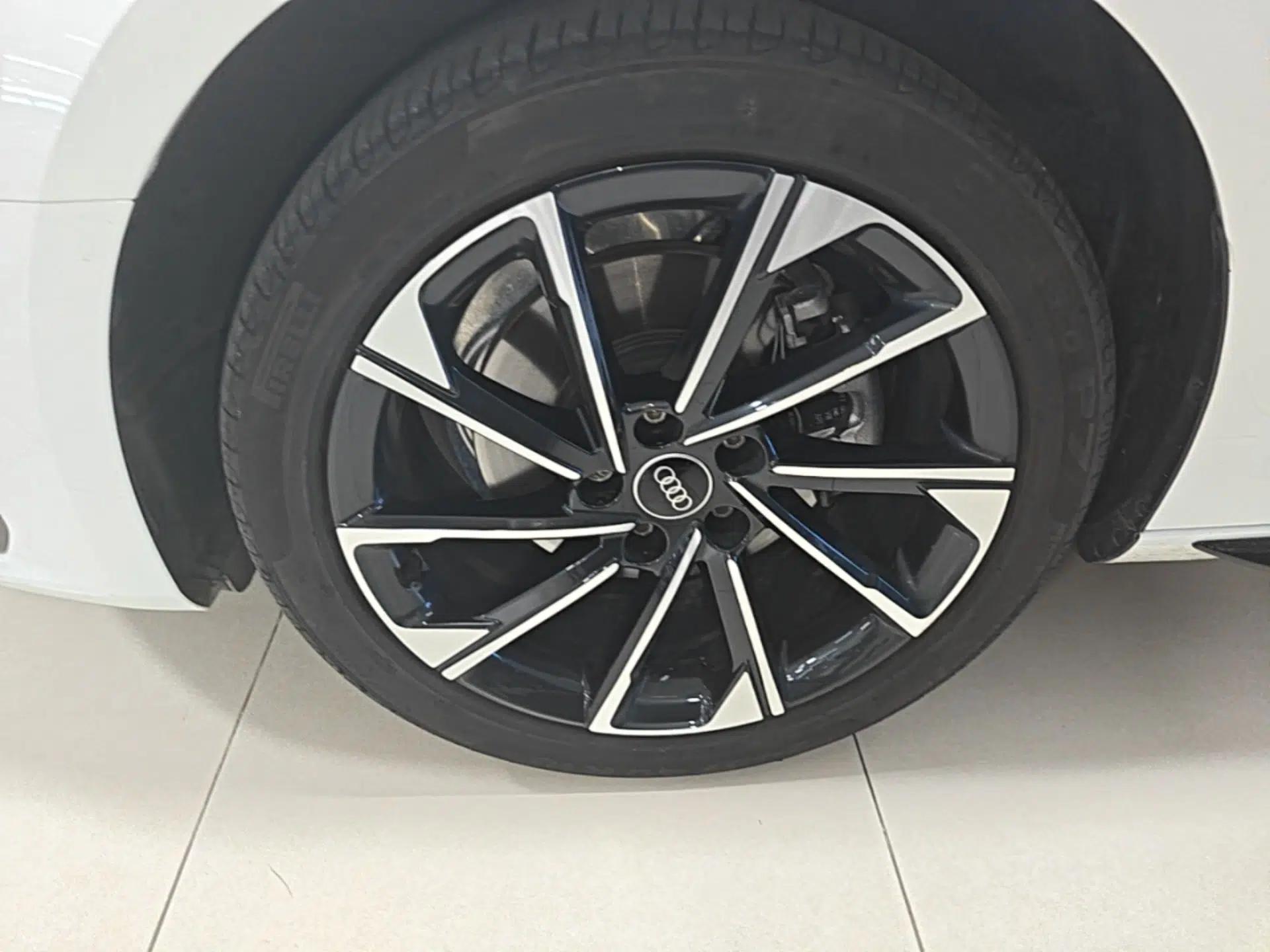 Audi A4L 2023 40 TFSI Luxury Dynamic Model — миниатюра 10