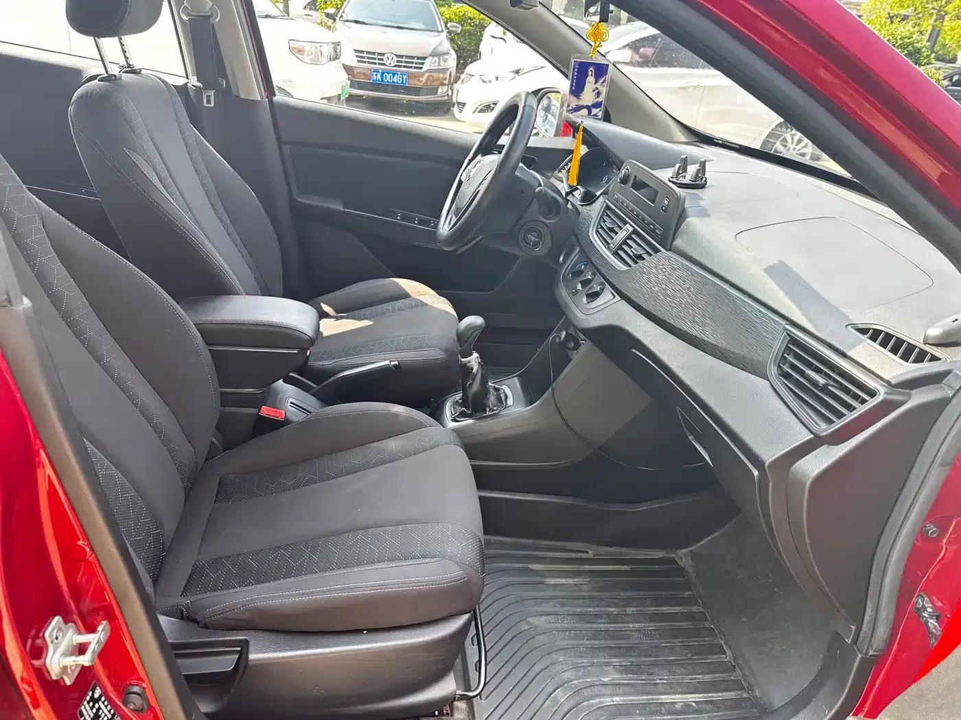Baojun 310 2016 1.2L Manual Comfort Model — миниатюра 10