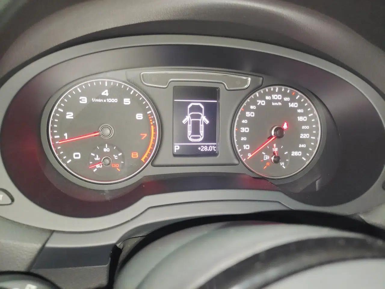 Audi Q3 2018 30th Anniversary Edition 30 TFSI Style Model — миниатюра 11