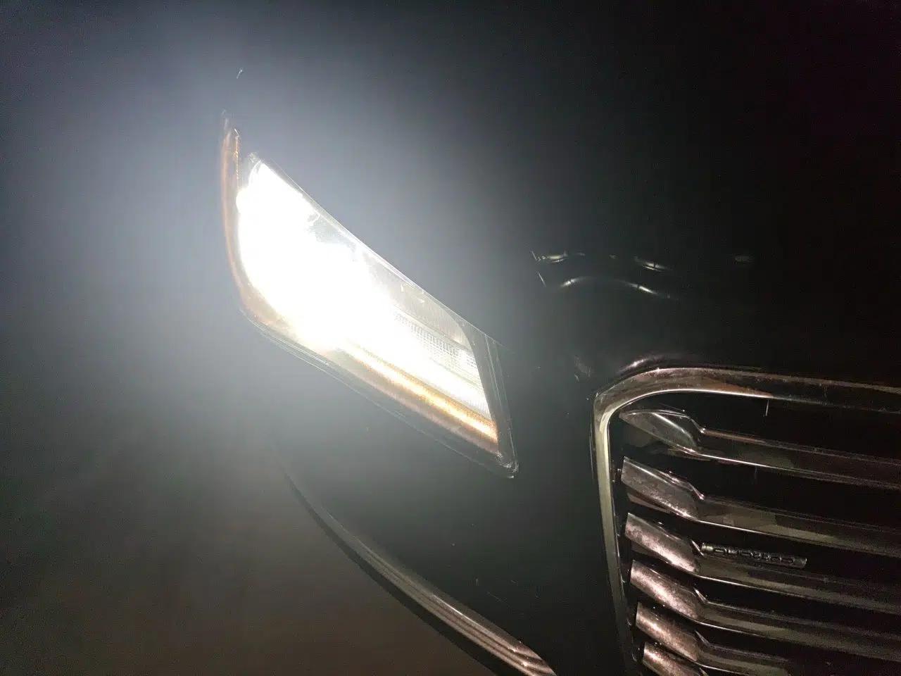 Audi A8 2012 A8L 45 TFSI quattro Luxury Model — миниатюра 7