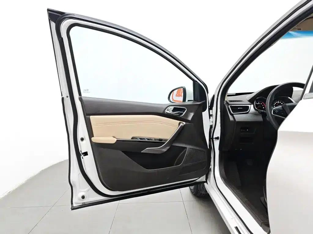 Baojun 310W 2017 1.5L Manual Deluxe Edition (National V Emission Standard) — миниатюра 8