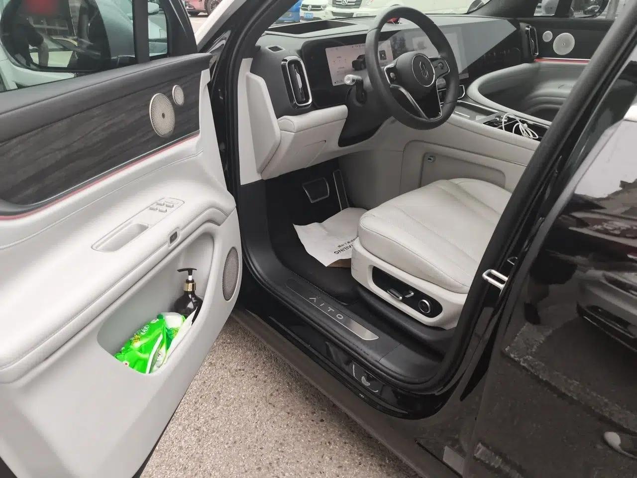 Hima AITO M9 2024 Range-Extended Ultra Version 52 kWh 6-Seater Model — миниатюра 16