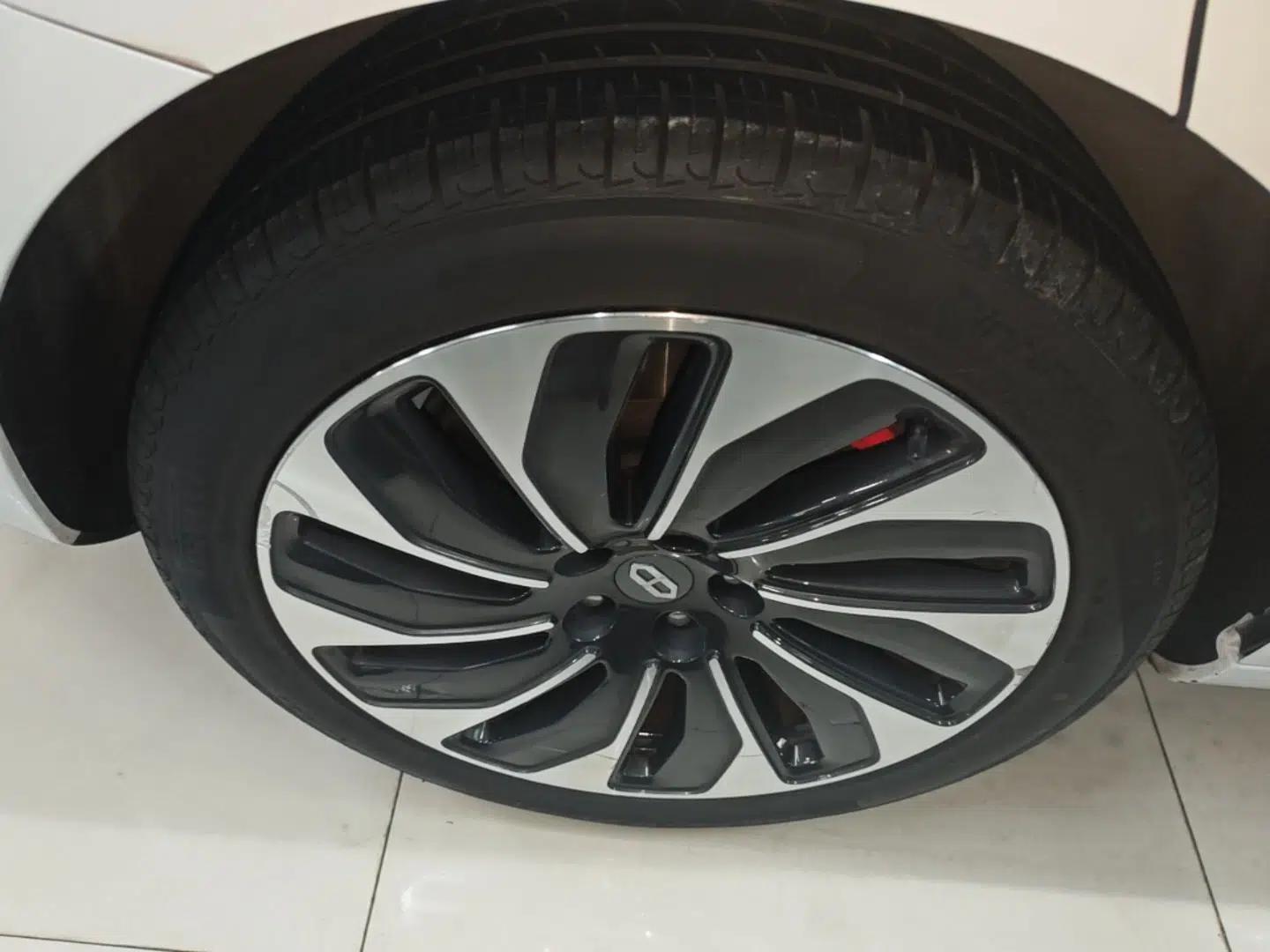 Hima AITO M5 2022 Extended-Range Four-Wheel Drive Performance Version — миниатюра 11