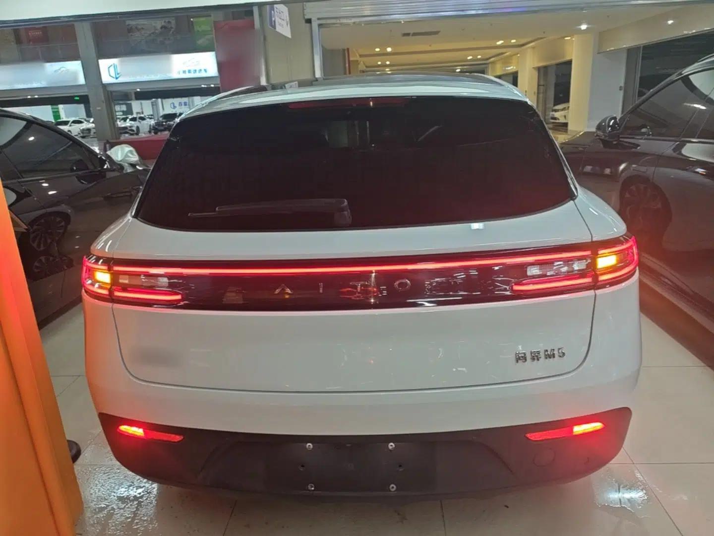 Hima AITO M5 2022 Extended-Range Four-Wheel Drive Performance Version — миниатюра 5