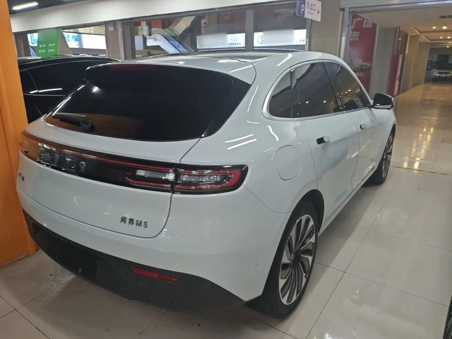 Hima AITO M5 2022 Extended-Range Four-Wheel Drive Performance Version — миниатюра 6