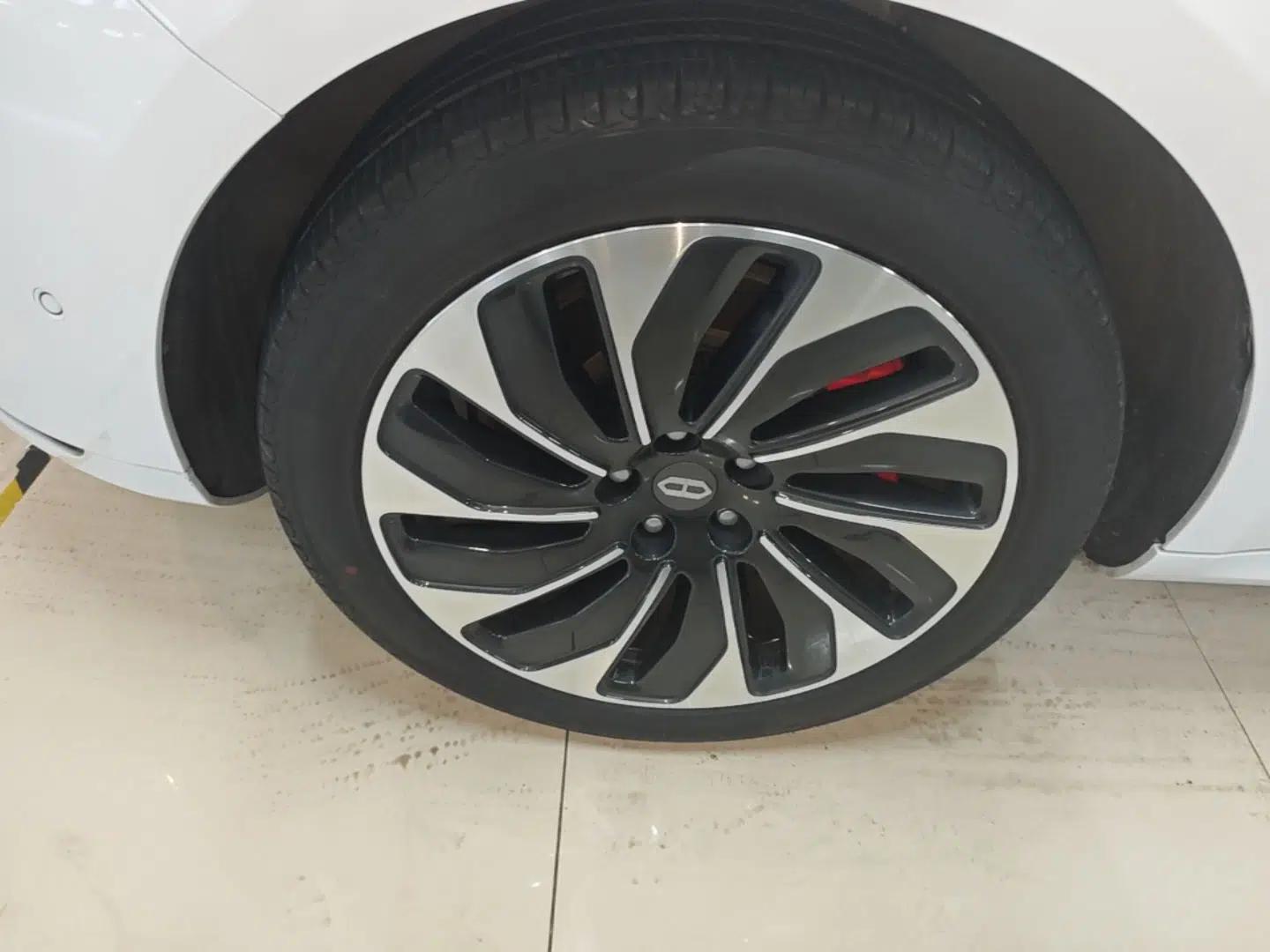 Hima AITO M5 2022 Extended-Range Four-Wheel Drive Performance Version — миниатюра 10