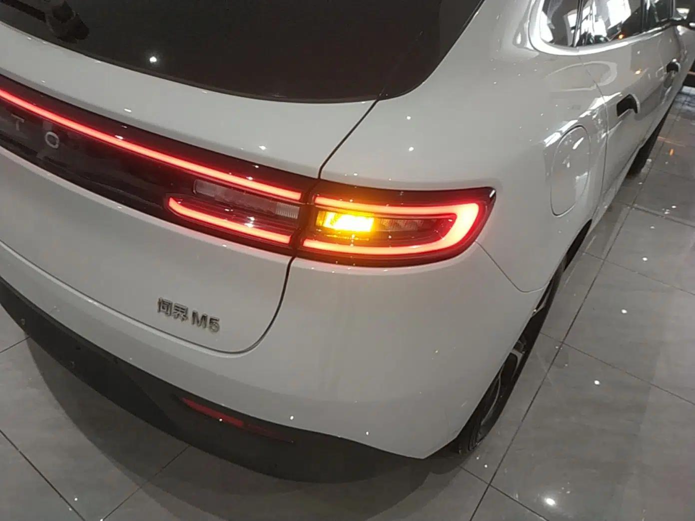 Hima AITO M5 2022 Range-Extended Rear-Drive Standard Version — миниатюра 9