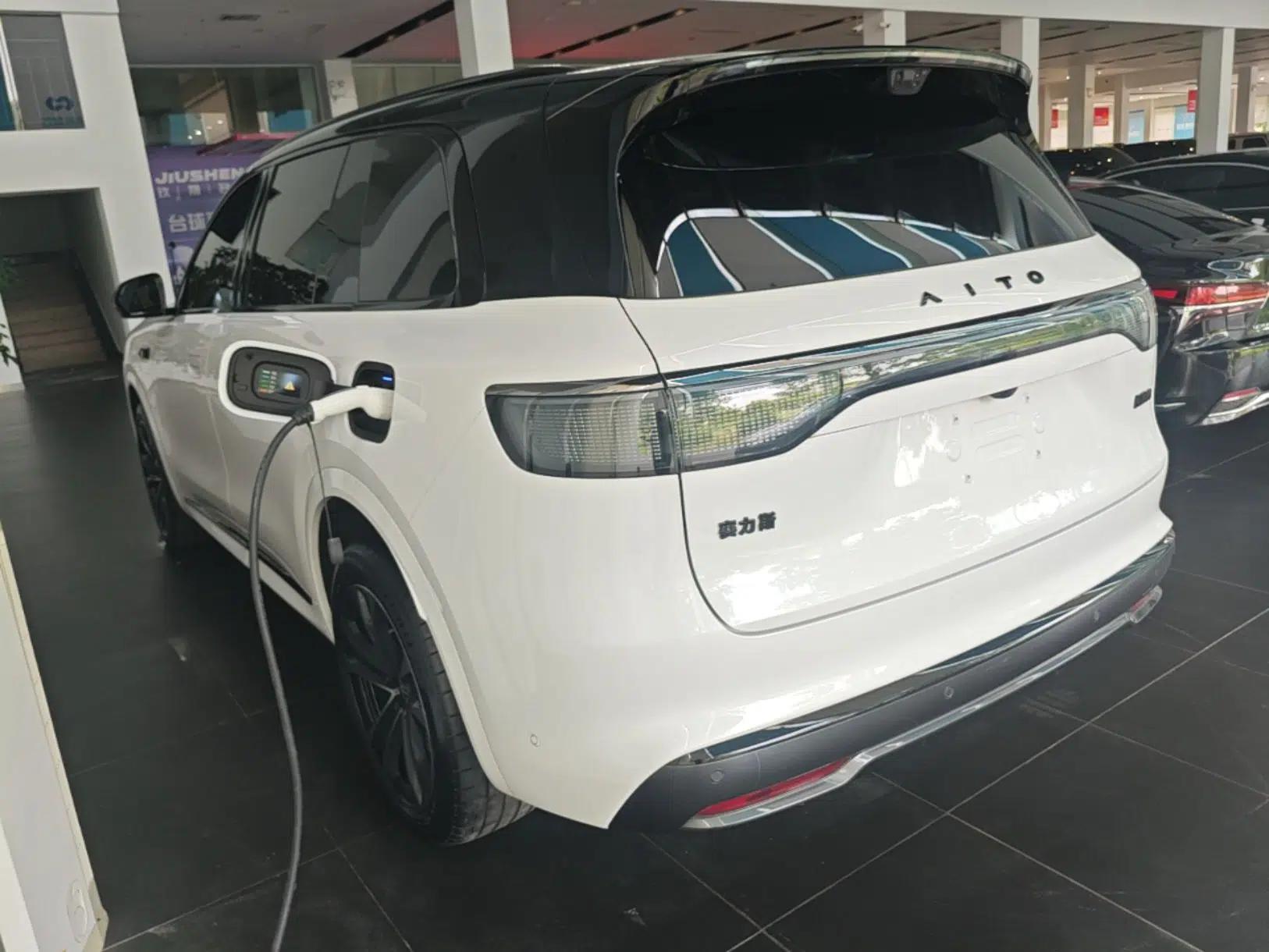 Hima AITO M8 2025 Extended-Range Max+ Version 53.4 kWh 6-Seater Edition — миниатюра 4