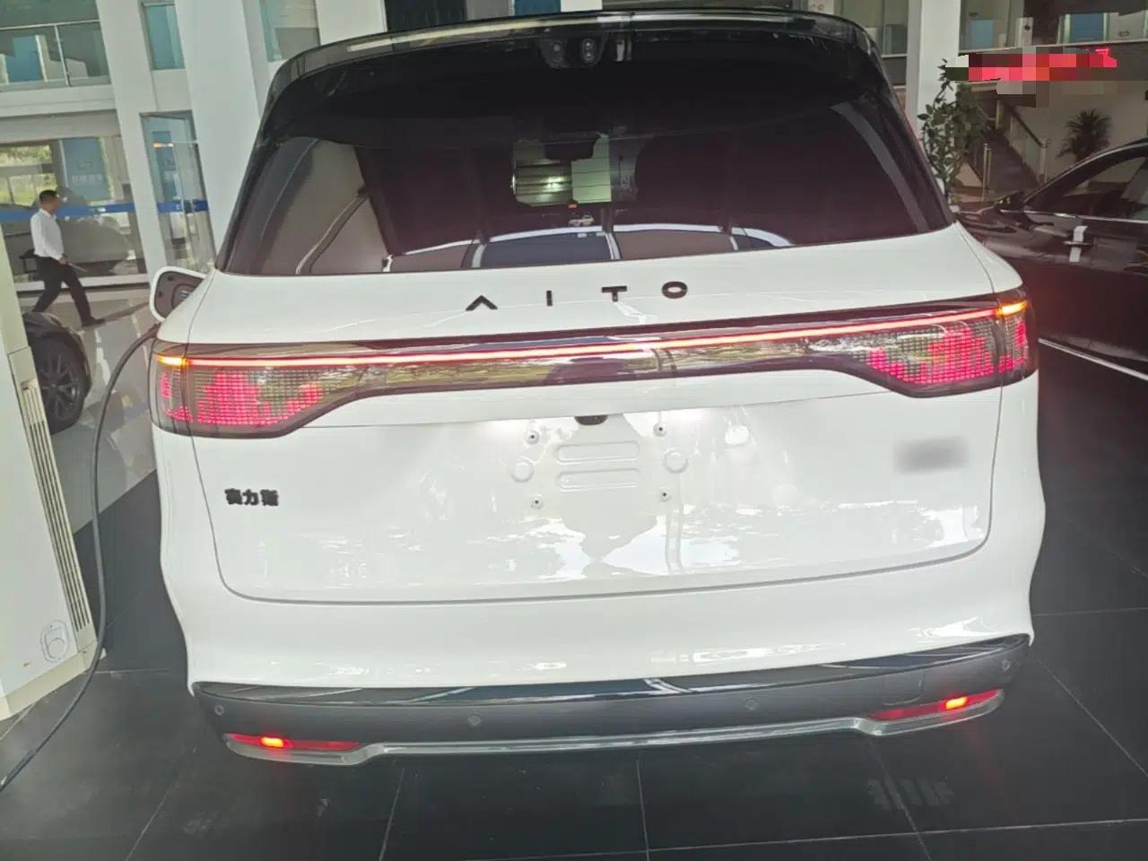 Hima AITO M8 2025 Extended-Range Max+ Version 53.4 kWh 6-Seater Edition — миниатюра 5
