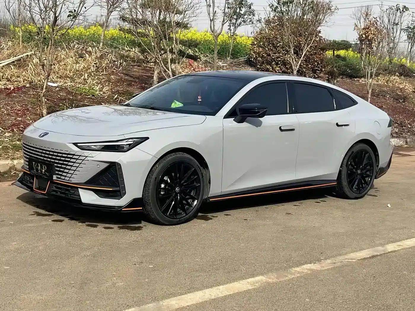 Changan UNI-V 2022 1.5T Sport Edition — миниатюра 1