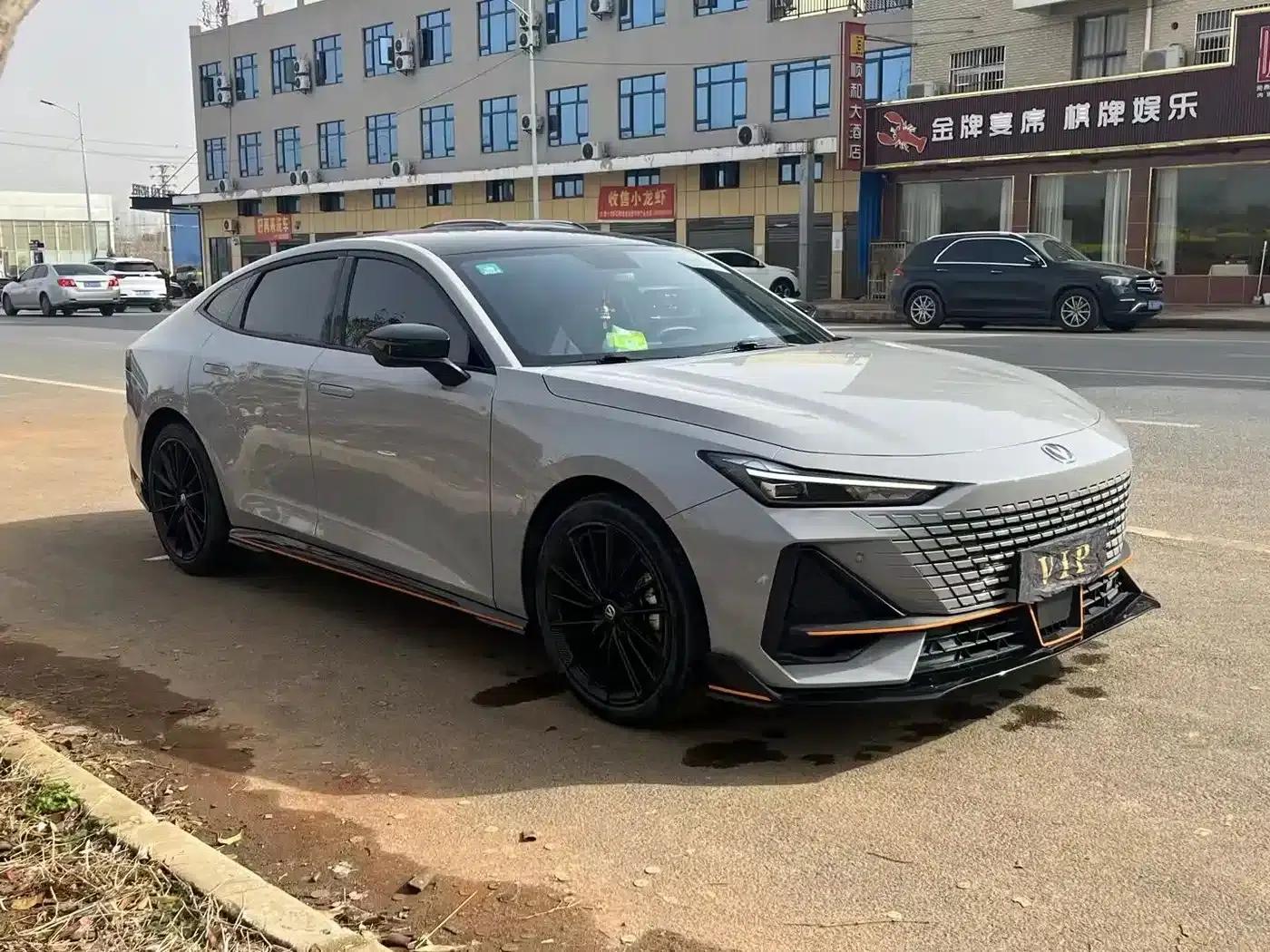 Changan UNI-V 2022 1.5T Sport Edition — миниатюра 3