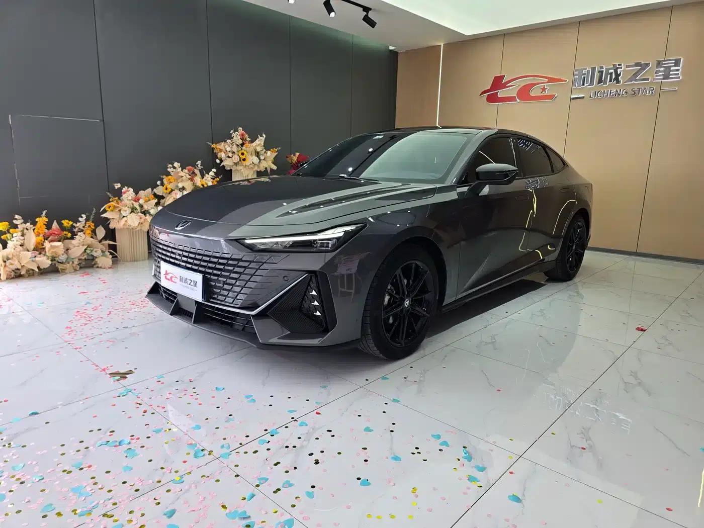Changan UNI-V 2022 1.5T Premium Edition — миниатюра 1