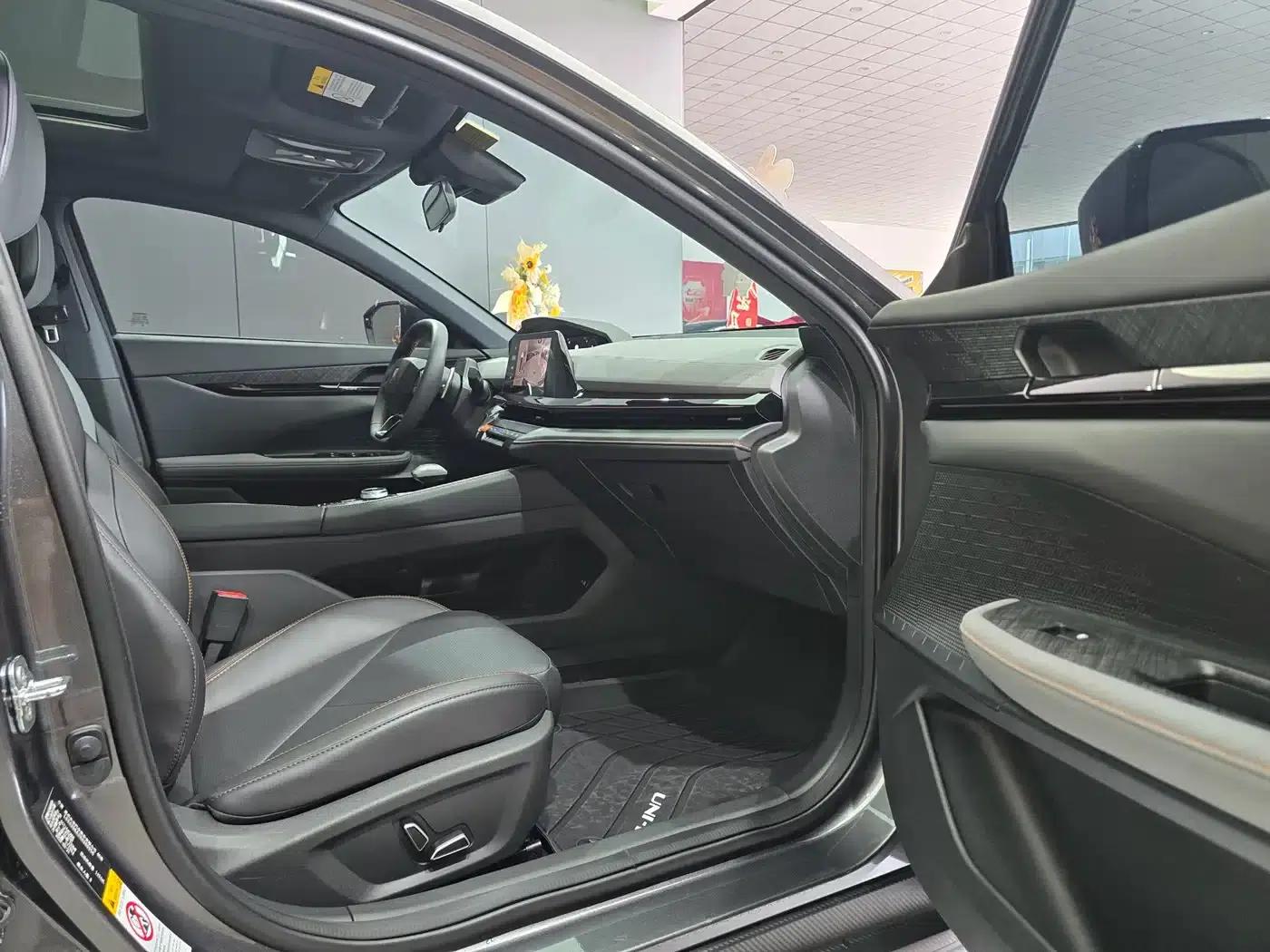 Changan UNI-V 2022 1.5T Premium Edition — миниатюра 8
