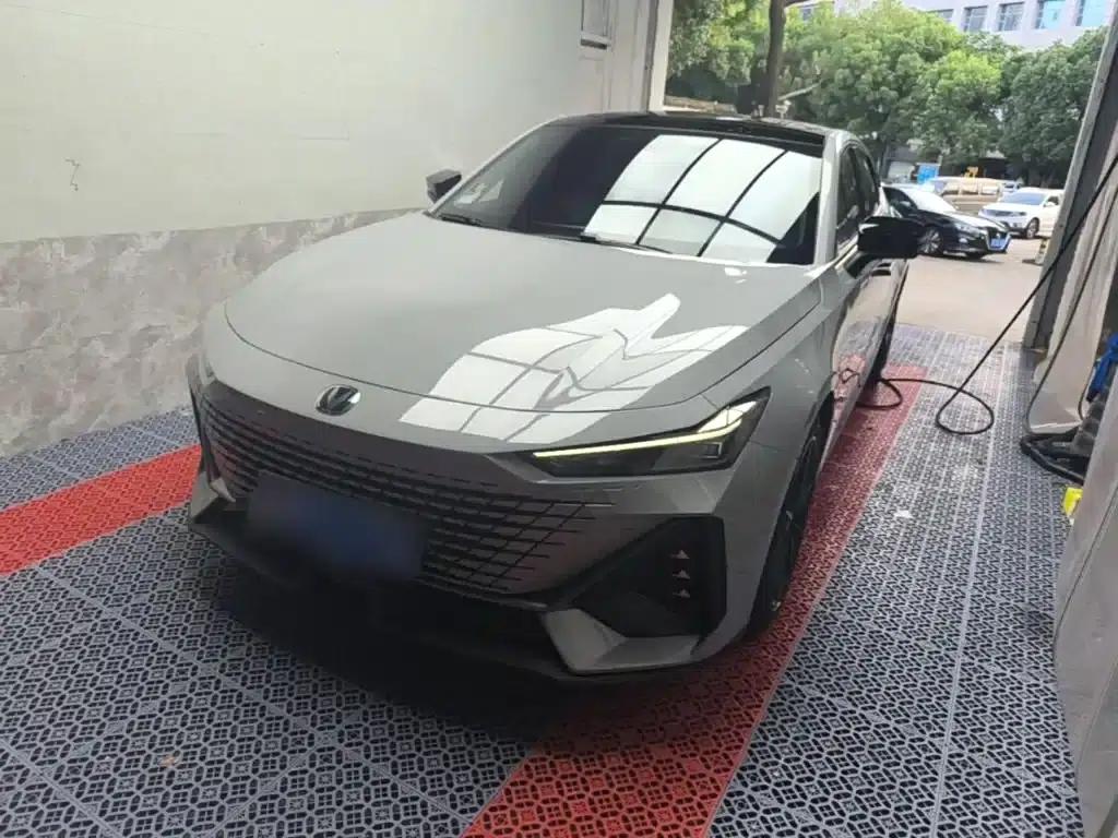 Changan UNI-V 2022 1.5T Premium Edition — миниатюра 2
