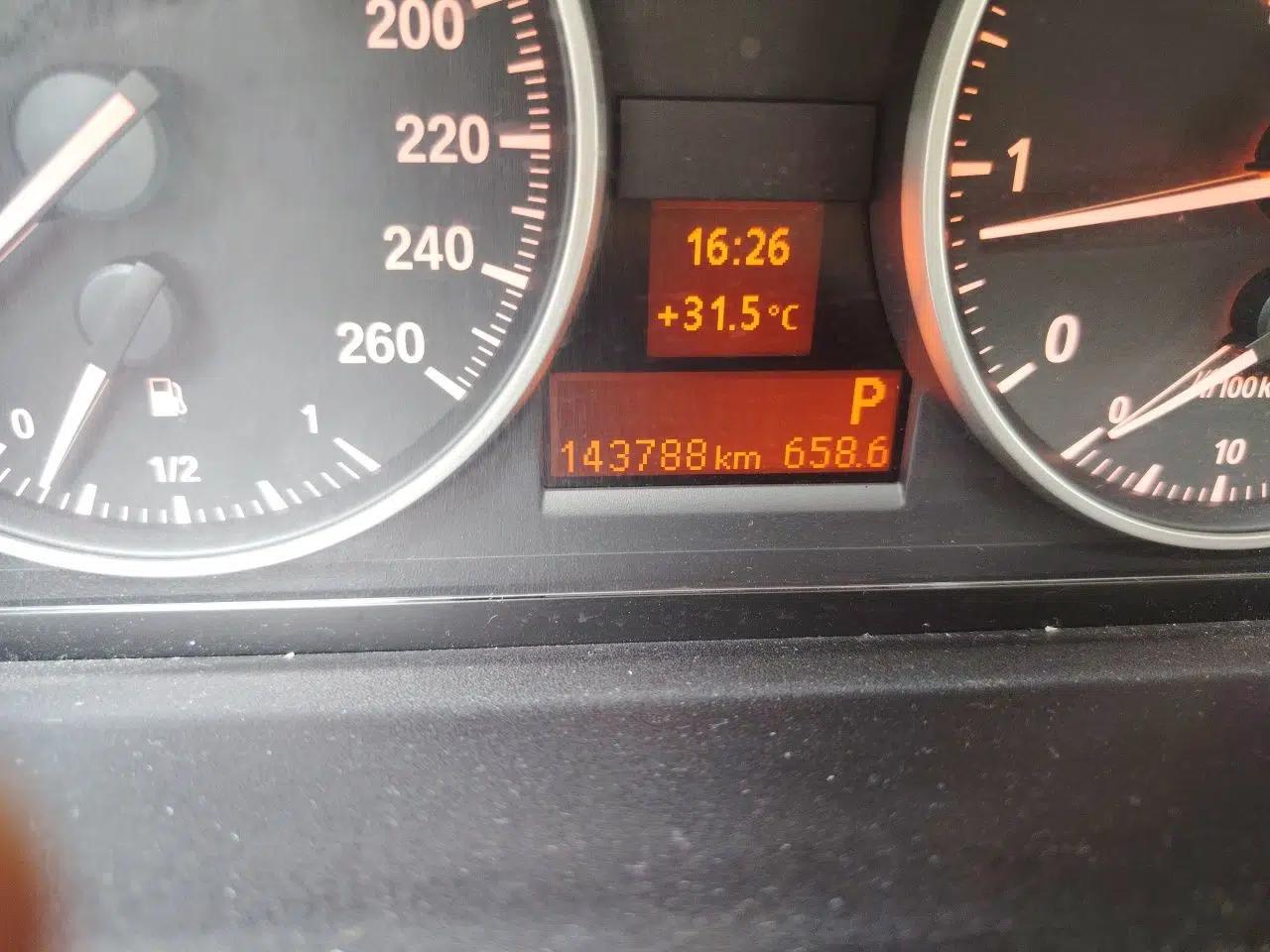 BMW 3 Series 2010 320i Luxury Model — миниатюра 12