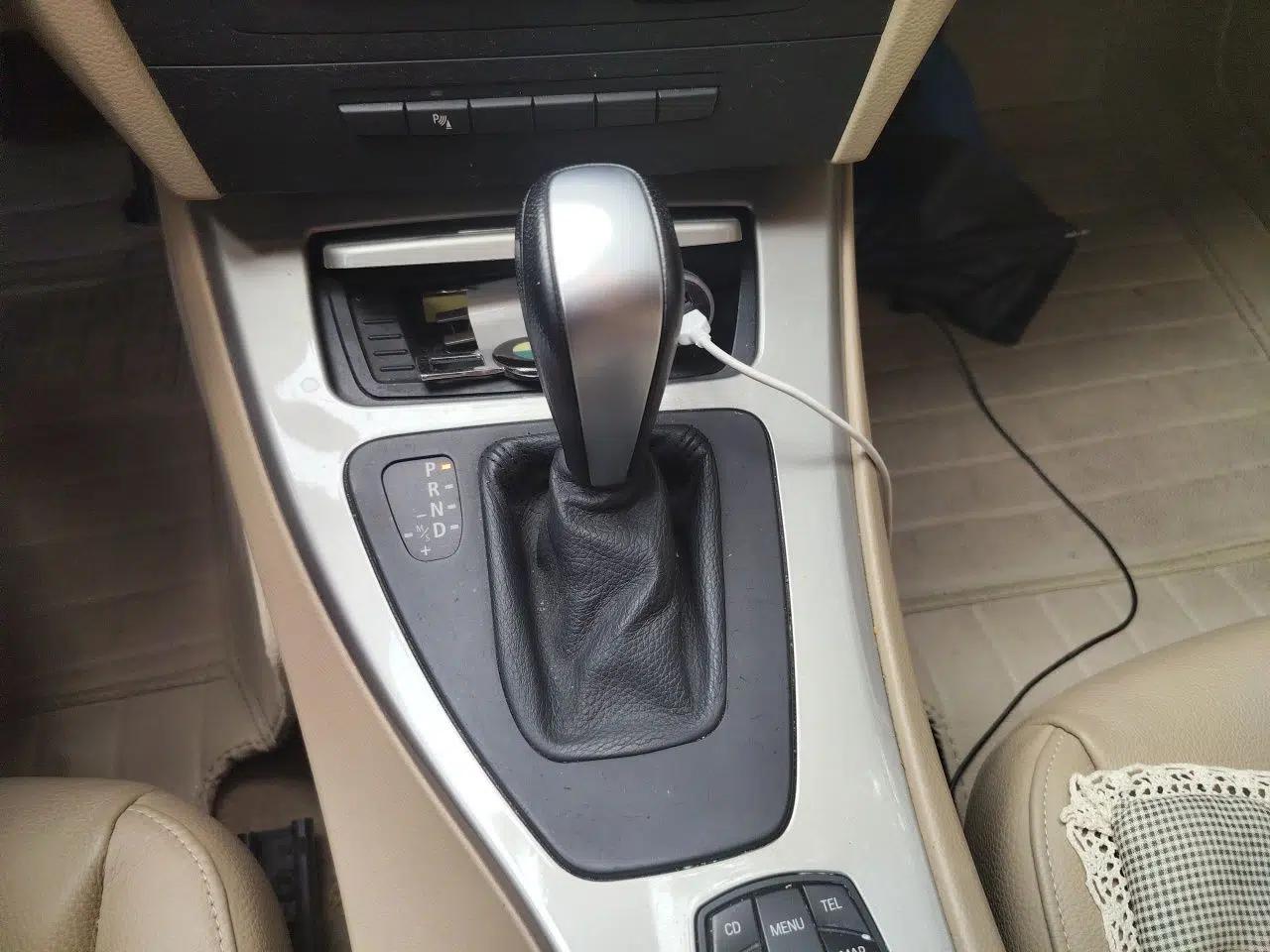 BMW 3 Series 2010 320i Luxury Model — миниатюра 14