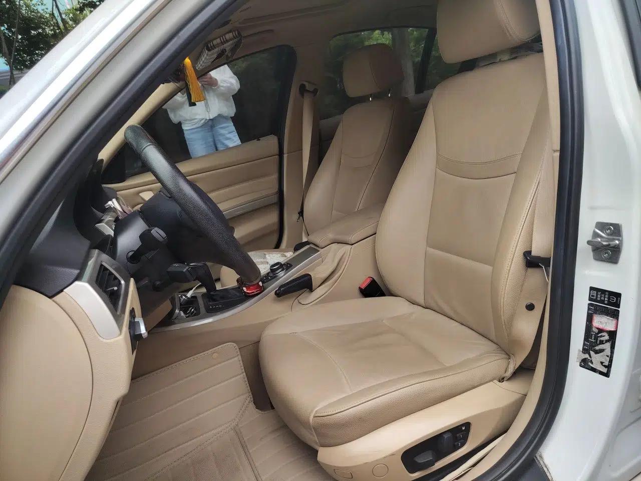 BMW 3 Series 2010 320i Luxury Model — миниатюра 15