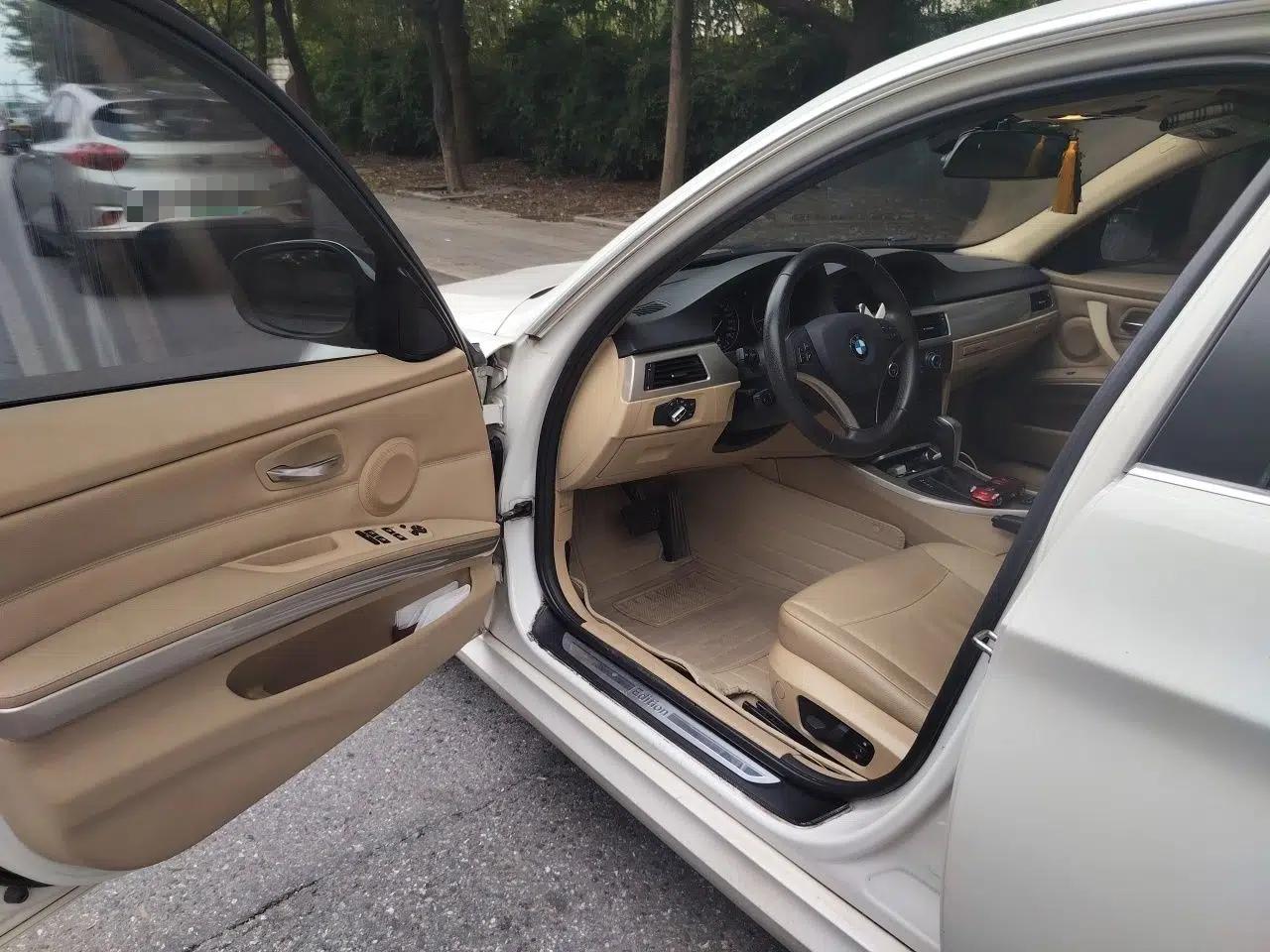 BMW 3 Series 2010 320i Luxury Model — миниатюра 16