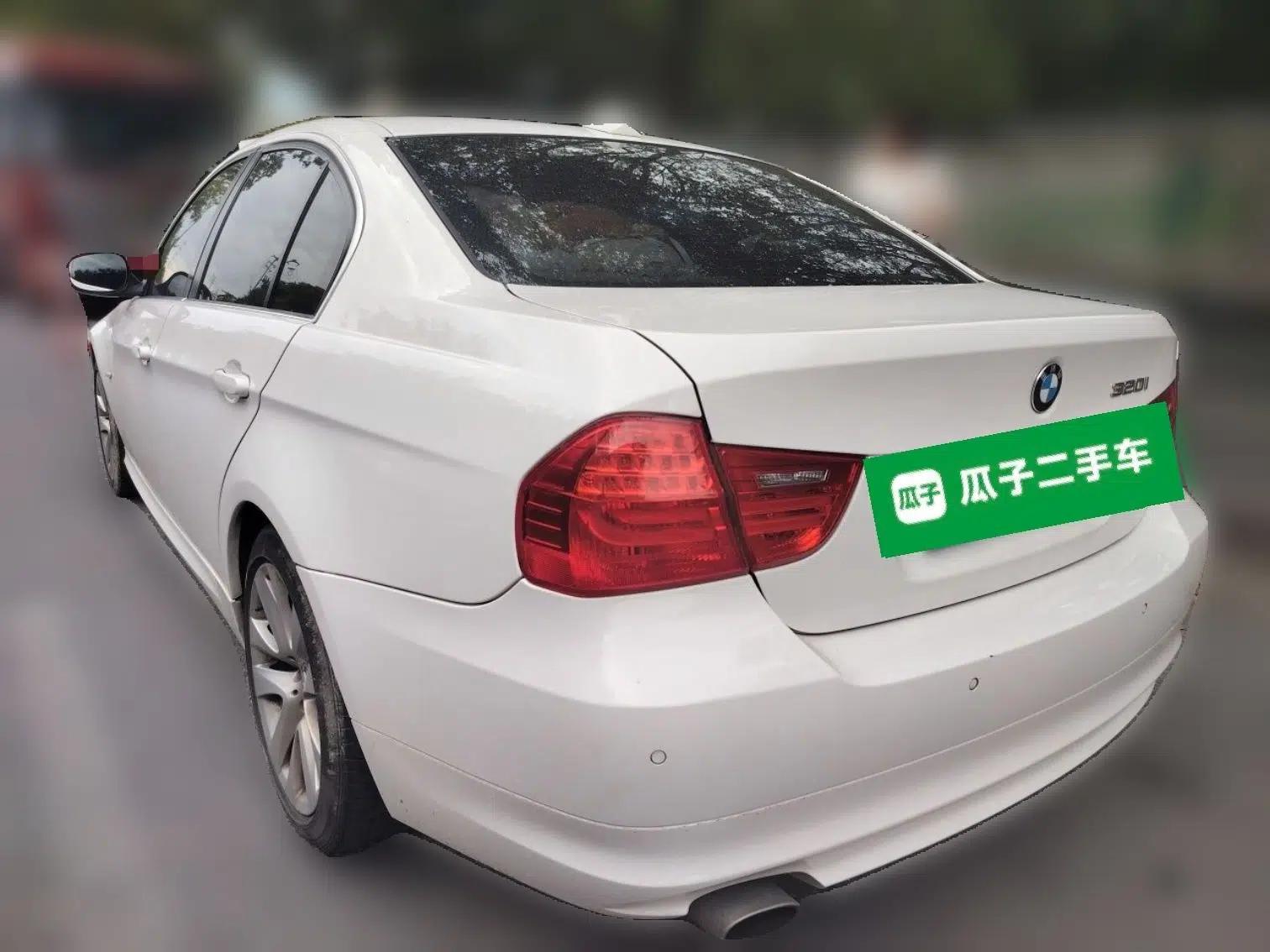 BMW 3 Series 2010 320i Luxury Model — миниатюра 4