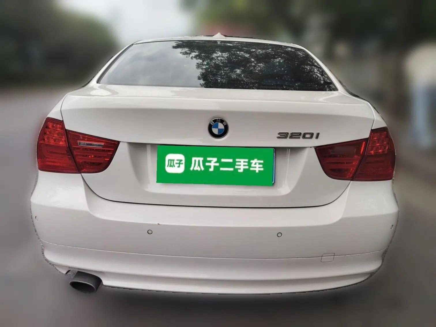 BMW 3 Series 2010 320i Luxury Model — миниатюра 5
