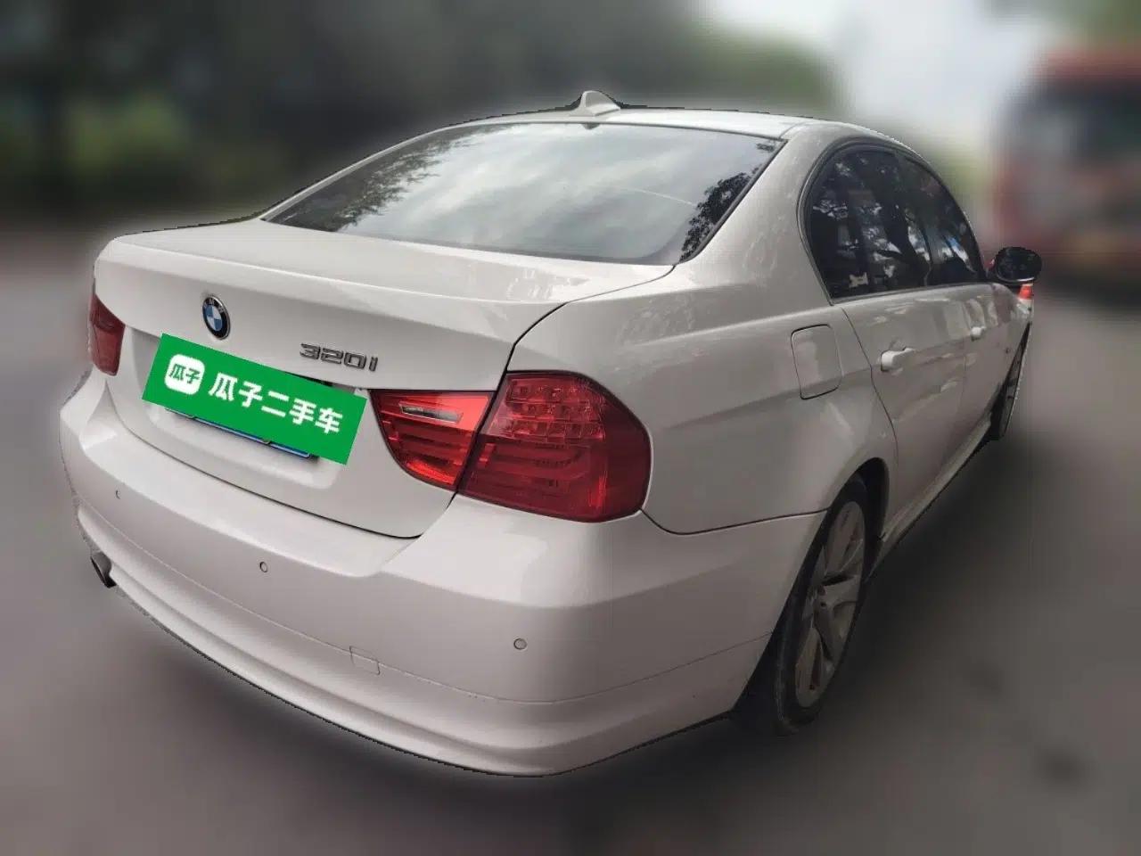 BMW 3 Series 2010 320i Luxury Model — миниатюра 6