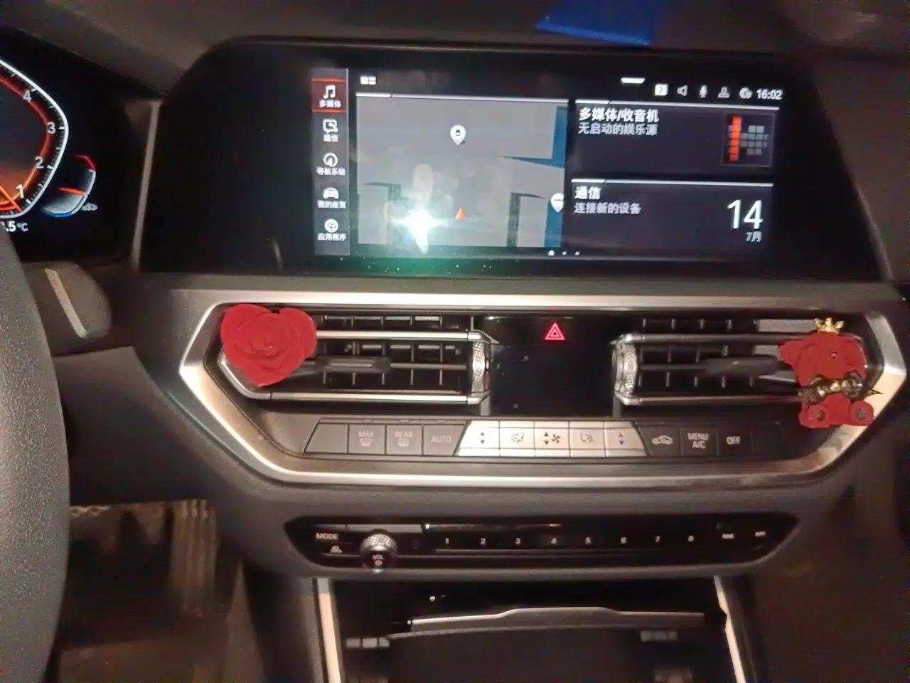 BMW 3 Series 2022 320i Sport Package — миниатюра 13
