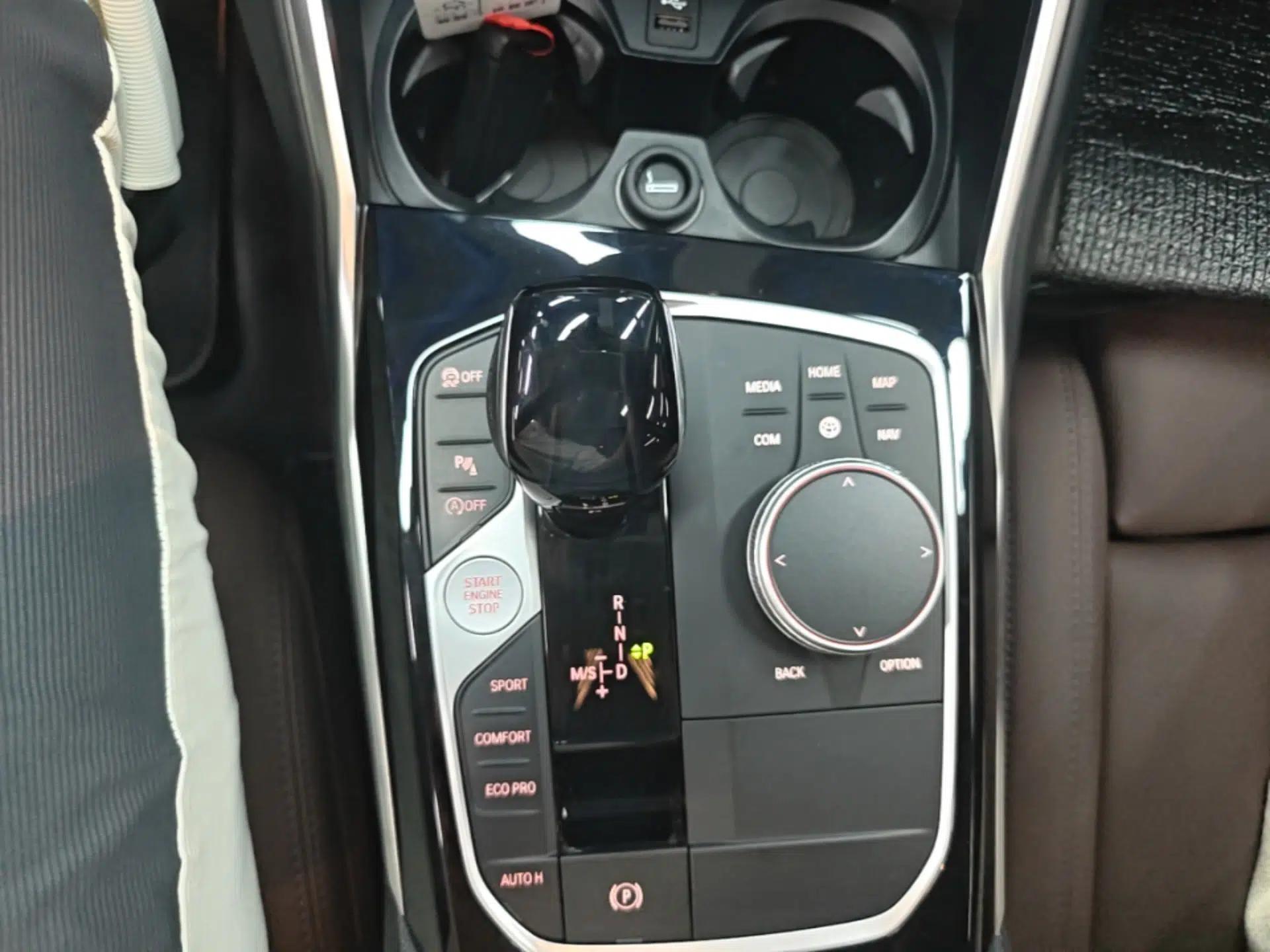 BMW 3 Series 2021 Second Facelift 320i Sport Package — миниатюра 16