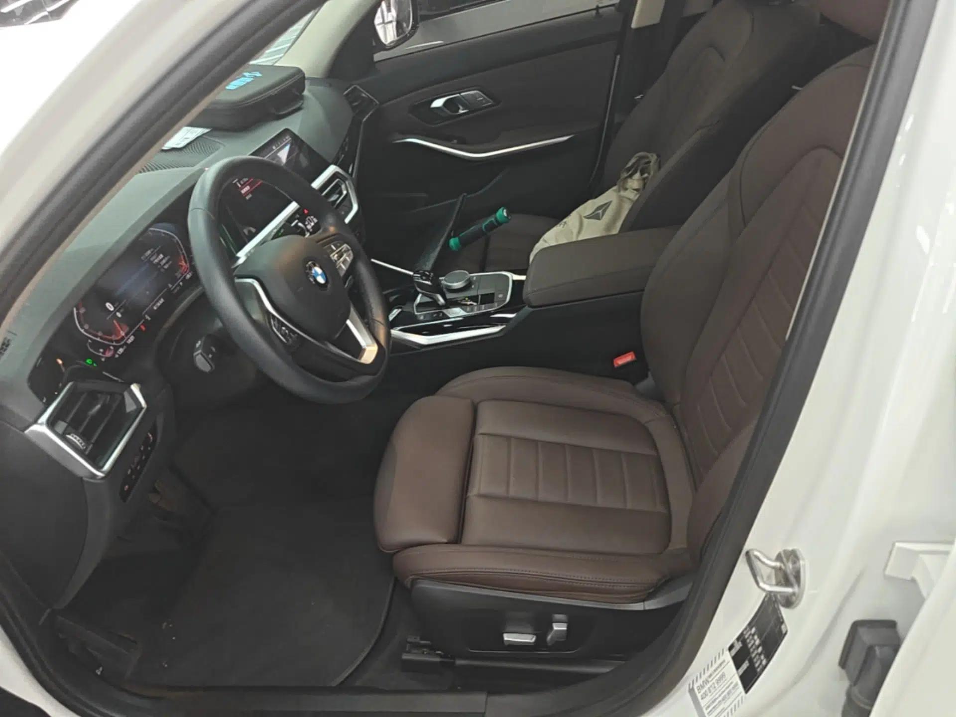 BMW 3 Series 2021 Second Facelift 320i Sport Package — миниатюра 17