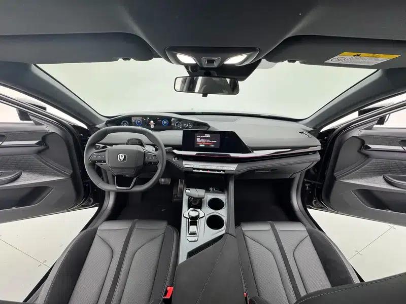 Changan UNI-V 2025 1.5T 500Bar Black Warrior Edition — миниатюра 14