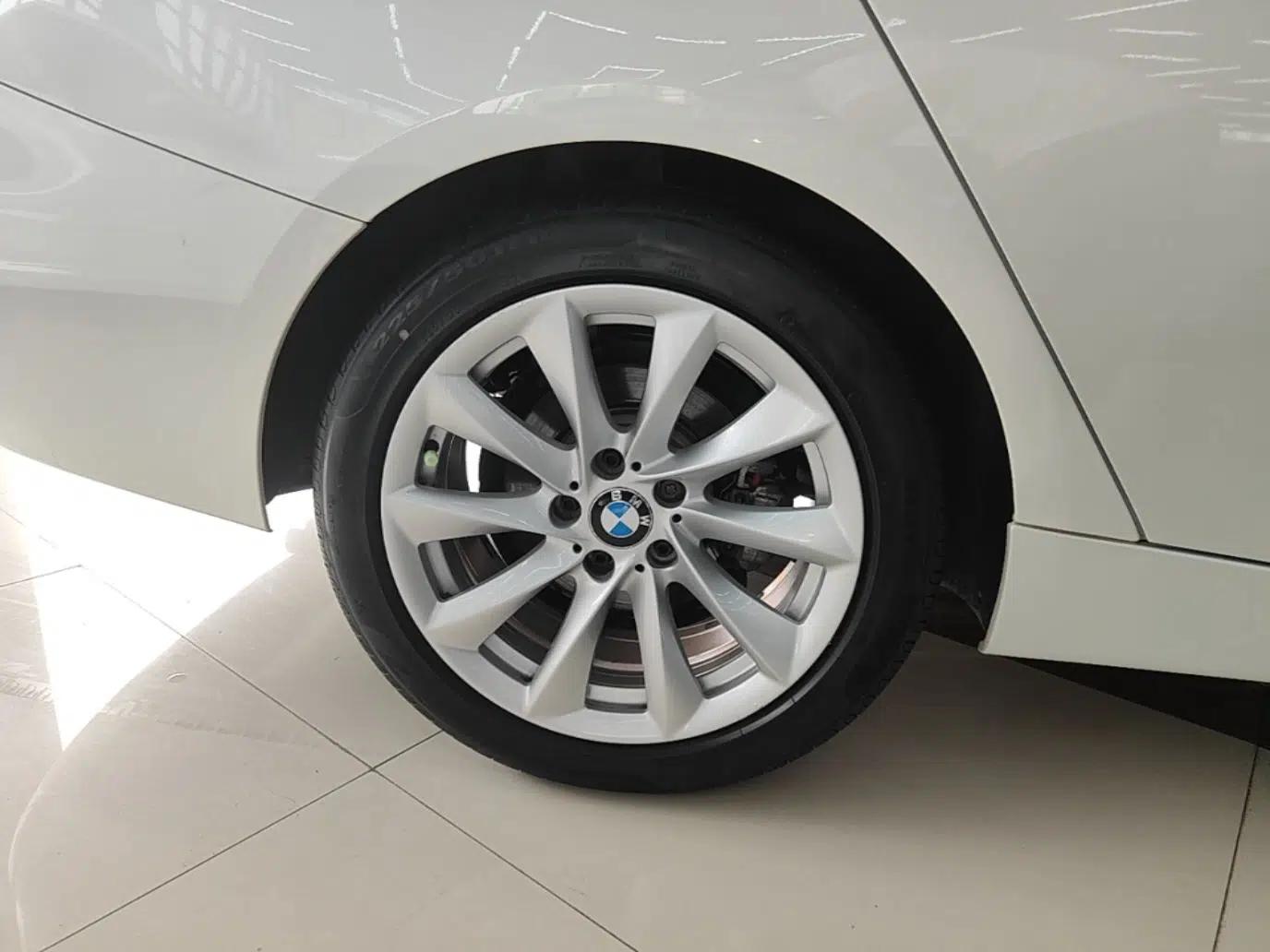 BMW 3 Series GT 2018 320i Sport Edition — миниатюра 11