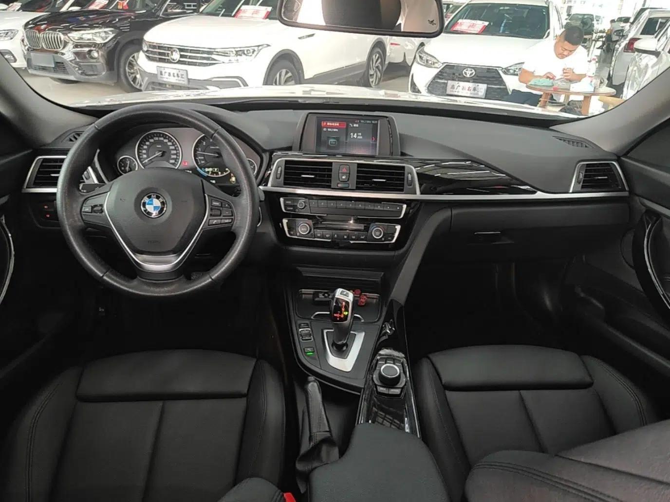 BMW 3 Series GT 2018 320i Sport Edition — миниатюра 12