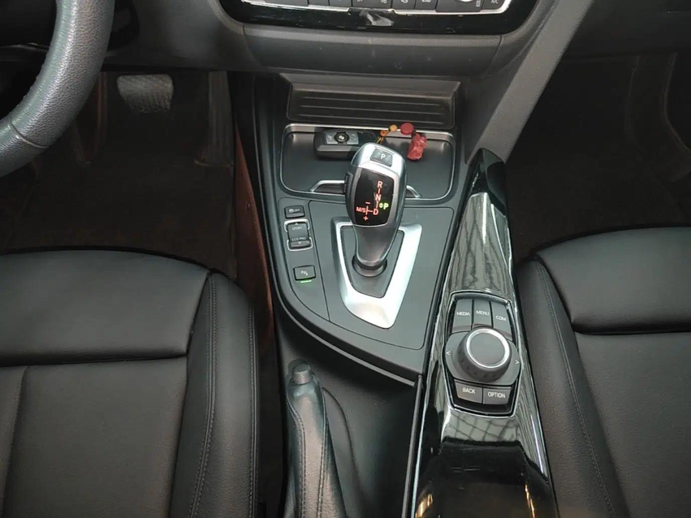 BMW 3 Series GT 2018 320i Sport Edition — миниатюра 16