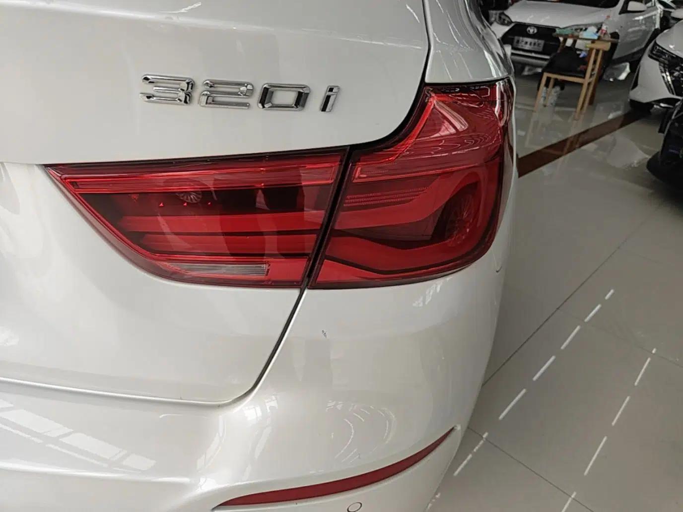 BMW 3 Series GT 2018 320i Sport Edition — миниатюра 9
